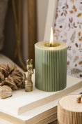 Bild in Galerie-Betrachter laden, Stumpenkerze gerillt Paraffin sanft grün