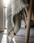 Bild in Galerie-Betrachter laden, Wohndecke Beige mit Fransen
