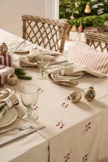 Tischläufer Tradition mit Winterbeerzweigen