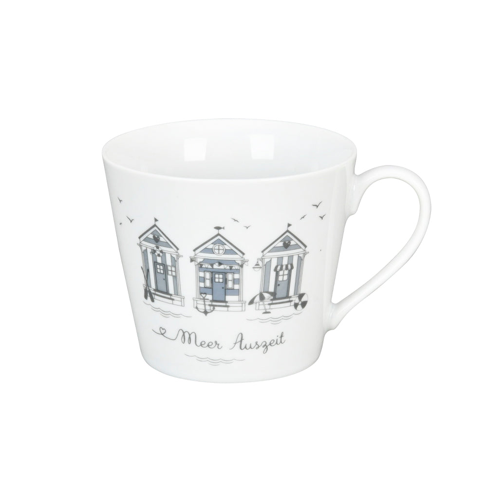 Weiße Krasilnikoff Tasse mit Henkel und Aufdruck "Meer Auszeit" mit drei Strandhäuschen in hellgrauer und -blauer Farbe.
